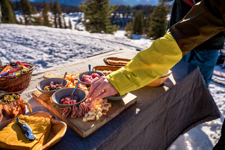 Enjoy après and games with the family before returning in the cat